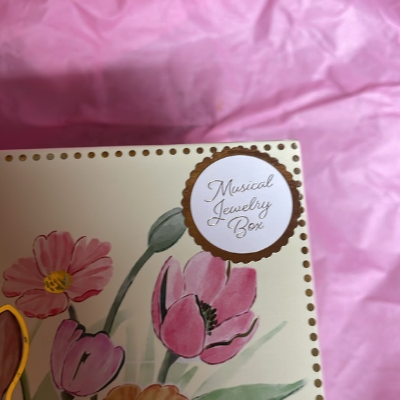 Adorable, musical jewelry box with little bunnies and flowers and carrots - Picture 6 of 14